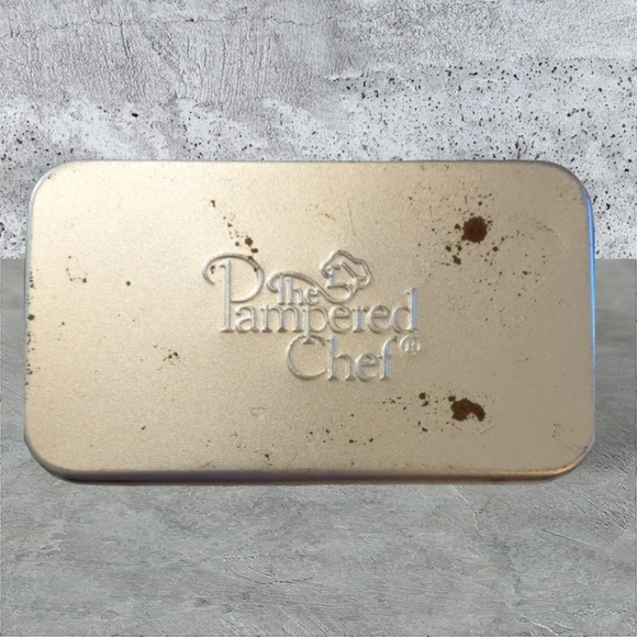 Pampered chef cookie cutters in tin box - Picture 4 of 5